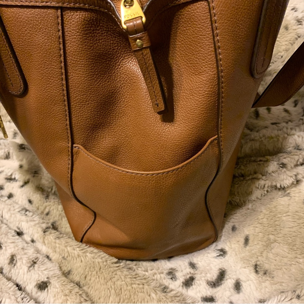 Leather Fossil purse has the key unique design - Picture 11 of 16